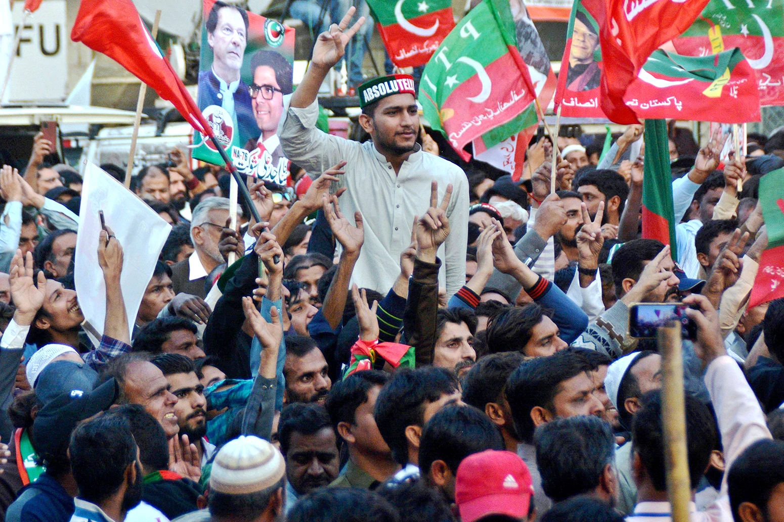 Supporters of Pakistan Terhreek-e-Insaf take part in a protest march in Wazirabad, Pakistan, 10 November 2022.